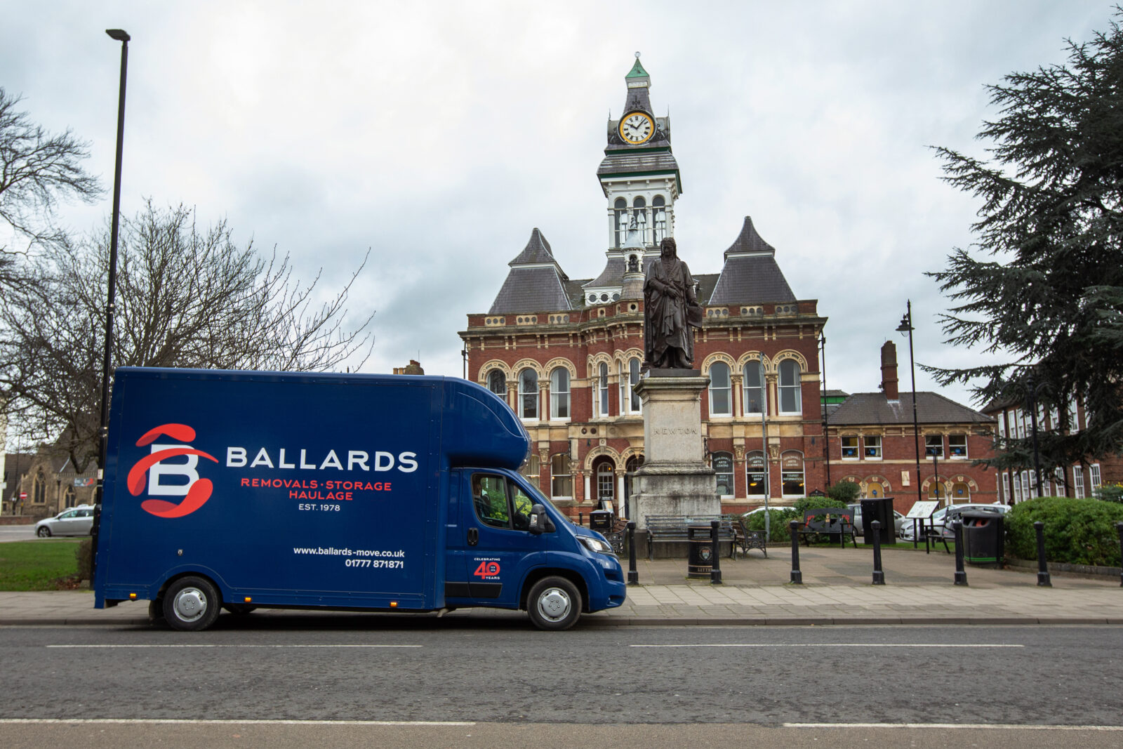 Ballards-luton-van-in-grantham-next to-newton-statue